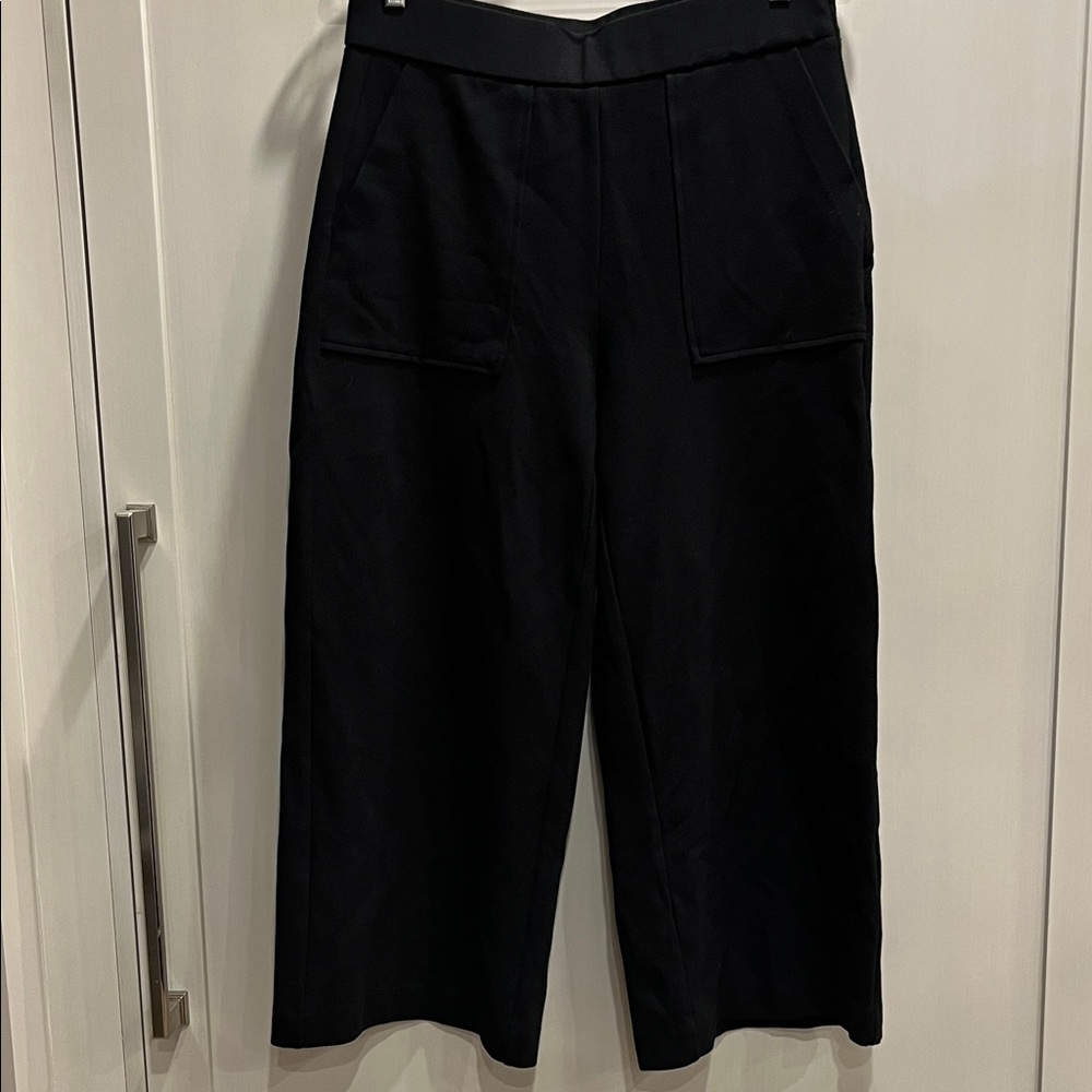 EUC J Crew 365 black pull on wide leg crop
length front square pocket pant